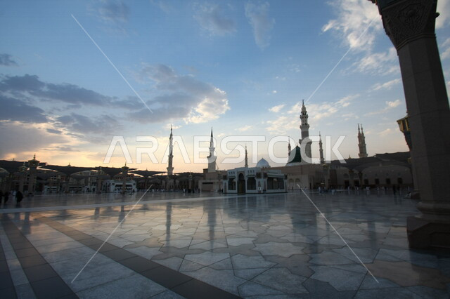 صور بمختلف الجهات لمسجد النبوي الشريف في المدينة المنورة في  المملكة العربية السعودية ، العبادة و التقرب الى الله , الحرم النبوي الشريف , مسجد النبي محمد , القبة الخضراء من معالم المسجد النبوي