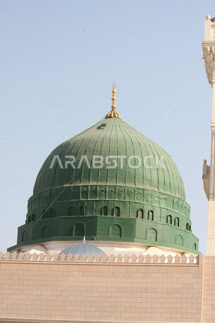 صور بمختلف الجهات لمسجد النبوي الشريف في المدينة المنورة في  المملكة العربية السعودية ، العبادة و التقرب الى الله , الحرم النبوي الشريف , مسجد النبي محمد , القبة الخضراء من معالم المسجد النبوي