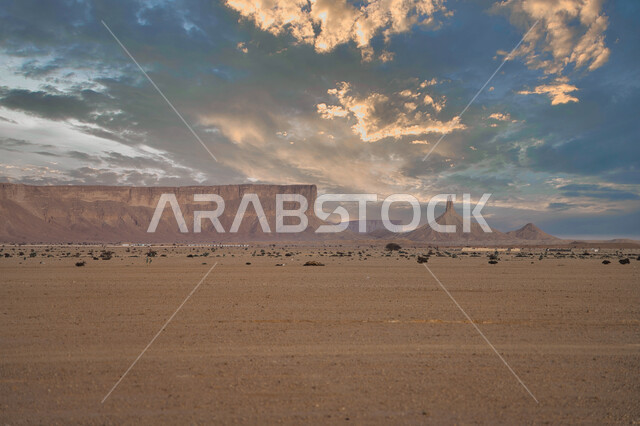 التكوينات والتشكيلات الرملية في المملكة العربية السعودية، المعالم الطبيعية السياحية، الرمال الذهبية في الأماكن الصحراوية, التضاريس و القمم و المرتفعات الصخرية, خلفية الطبيعة