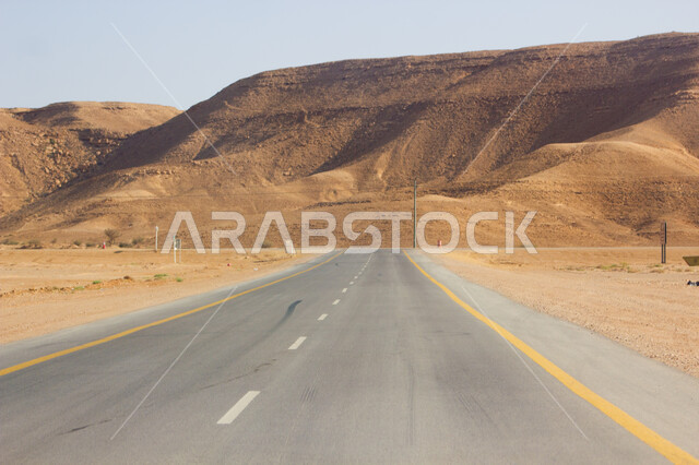 تهيئة طرقات السفر السريعة، طريق اسفلتي وسط الرمال الذهبية الناعمة، الكثبان الرملية في المناطق الصحراوية، ضواحي وصحاري المملكة العربية السعودية