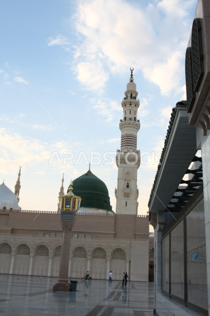صور بمختلف الجهات لمسجد النبوي الشريف في المدينة المنورة في  المملكة العربية السعودية ، العبادة و التقرب الى الله , الحرم النبوي الشريف , مسجد النبي محمد , القبة الخضراء من معالم المسجد النبوي
