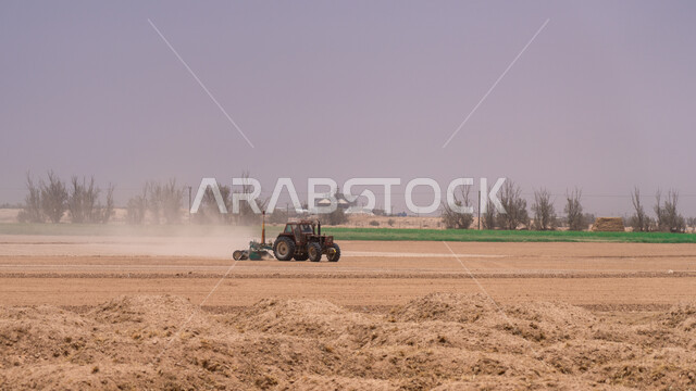 الاهتمام بزيادة المساحة الخضراء, تجهيز وحراثة وتقليب التربة, التقدم الآلي السعودي, مساحات واسعة من الرمال الذهبية الناعمة, الحقول والأراضي الزراعية في المملكة العربية السعودية