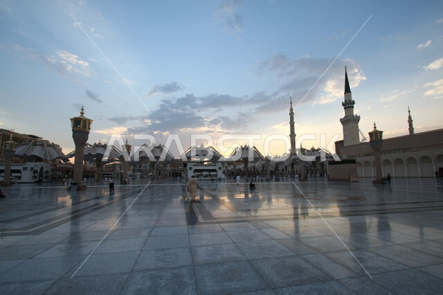 صور بمختلف الجهات لمسجد النبوي الشريف في المدينة المنورة في  المملكة العربية السعودية ، العبادة و التقرب الى الله , الحرم النبوي الشريف , مسجد النبي محمد , القبة الخضراء من معالم المسجد النبوي