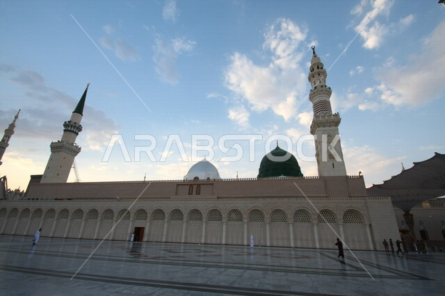 صور بمختلف الجهات لمسجد النبوي الشريف في المدينة المنورة في  المملكة العربية السعودية ، العبادة و التقرب الى الله , الحرم النبوي الشريف , مسجد النبي محمد , القبة الخضراء من معالم المسجد النبوي
