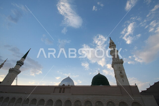 صور بمختلف الجهات لمسجد النبوي الشريف في المدينة المنورة في  المملكة العربية السعودية ، العبادة و التقرب الى الله , الحرم النبوي الشريف , مسجد النبي محمد , القبة الخضراء من معالم المسجد النبوي