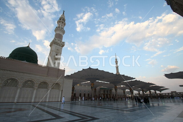 صور بمختلف الجهات لمسجد النبوي الشريف في المدينة المنورة في  المملكة العربية السعودية ، العبادة و التقرب الى الله , الحرم النبوي الشريف , مسجد النبي محمد , القبة الخضراء من معالم المسجد النبوي