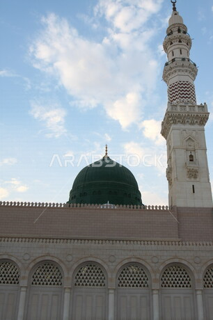 صور بمختلف الجهات لمسجد النبوي الشريف في المدينة المنورة في  المملكة العربية السعودية ، العبادة و التقرب الى الله , الحرم النبوي الشريف , مسجد النبي محمد , القبة الخضراء من معالم المسجد النبوي
