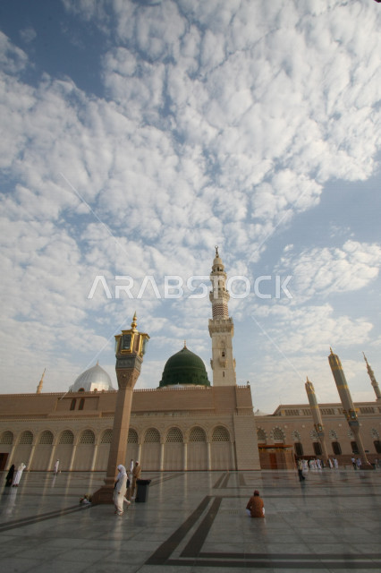 صور بمختلف الجهات لمسجد النبوي الشريف في المدينة المنورة في  المملكة العربية السعودية ، العبادة و التقرب الى الله , الحرم النبوي الشريف , مسجد النبي محمد , القبة الخضراء من معالم المسجد النبوي