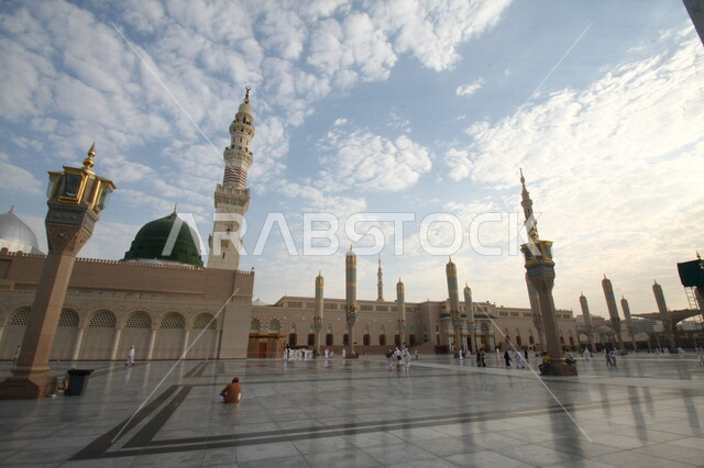 صور بمختلف الجهات لمسجد النبوي الشريف في المدينة المنورة في  المملكة العربية السعودية ، العبادة و التقرب الى الله , الحرم النبوي الشريف , مسجد النبي محمد , القبة الخضراء من معالم المسجد النبوي