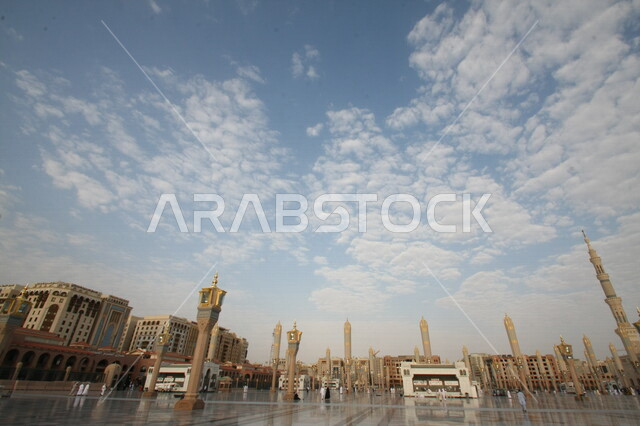 صور بمختلف الجهات لمسجد النبوي الشريف في المدينة المنورة في  المملكة العربية السعودية ، العبادة و التقرب الى الله , الحرم النبوي الشريف , مسجد النبي محمد , القبة الخضراء من معالم المسجد النبوي