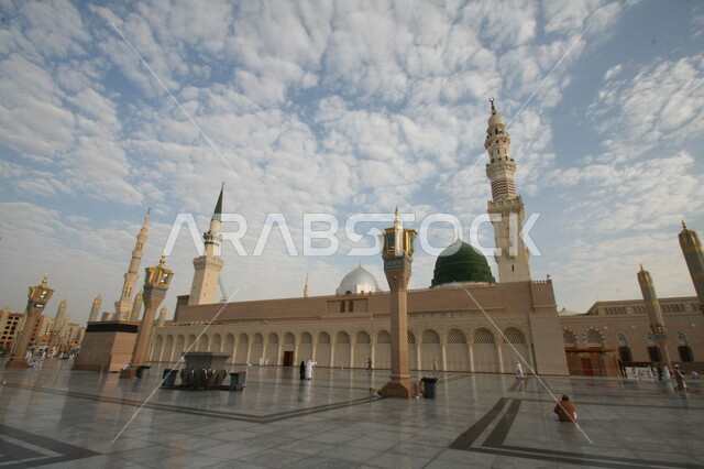 صور بمختلف الجهات لمسجد النبوي الشريف في المدينة المنورة في  المملكة العربية السعودية ، العبادة و التقرب الى الله , الحرم النبوي الشريف , مسجد النبي محمد , القبة الخضراء من معالم المسجد النبوي