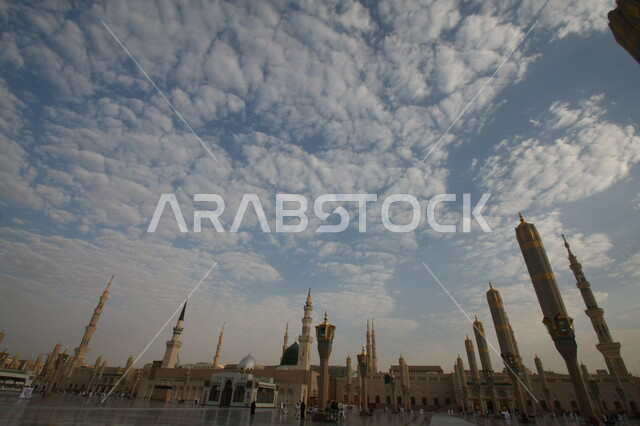 صور بمختلف الجهات لمسجد النبوي الشريف في المدينة المنورة في  المملكة العربية السعودية ، العبادة و التقرب الى الله , الحرم النبوي الشريف , مسجد النبي محمد , القبة الخضراء من معالم المسجد النبوي