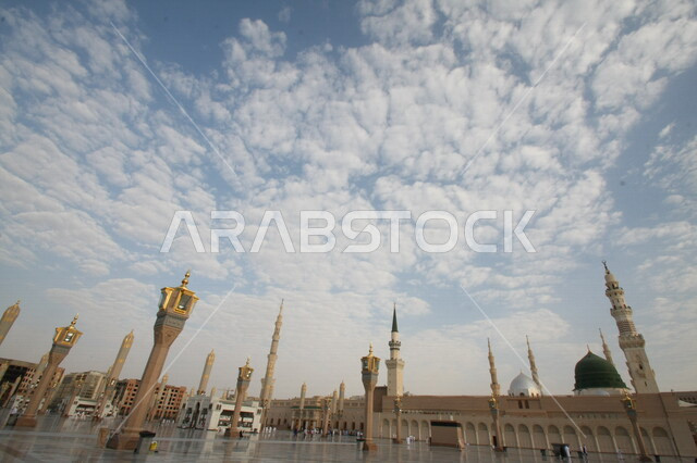 صور بمختلف الجهات لمسجد النبوي الشريف في المدينة المنورة في  المملكة العربية السعودية ، العبادة و التقرب الى الله , الحرم النبوي الشريف , مسجد النبي محمد , القبة الخضراء من معالم المسجد النبوي