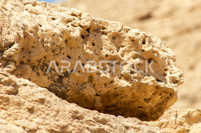 التكوينات والتشكيلات الصخرية في المملكة العربية السعودية ، الطبيعة الجبلية الصحراوية, صورة مقربة لصخرة في الصحراء, التضاريس و المناظر الطبيعية في الصحاري
