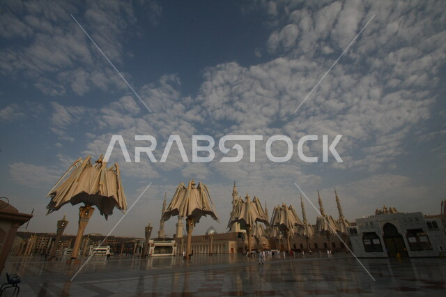 صور بمختلف الجهات لمسجد النبوي الشريف في المدينة المنورة في  المملكة العربية السعودية ، العبادة و التقرب الى الله , الحرم النبوي الشريف , مسجد النبي محمد , القبة الخضراء من معالم المسجد النبوي