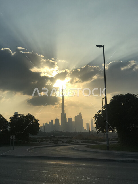 النمو والتطور العمراني، صورة ضبابية لبرج خليفة في مدينة دبي، الواجهة السياحية في الامارات العربية المتحدة، الفن الهندسي المعماري للأبراج وناطحات السحاب، جذب واستقطاب السياح من انحاء العالم