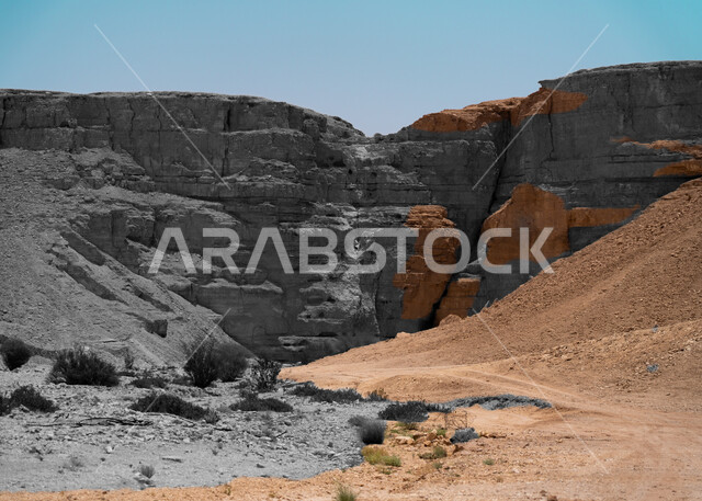 تباين الألوان للتكوينات والتشكيلات الصخرية في الصحراء، التضاريس الطبيعية في السعودية، الطبيعة الصحراوية في المملكة العربية، منظر السماء الزرقاء في النهار