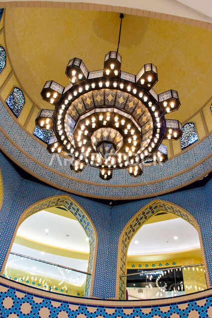 تصاميم وديكورات داخلية فخمة، إضاءة وزينة واكسسوارات، ثرية عملاقة معلقة في سقف مول ابن بطوطة في دبي في الإمارات العربية المتحدة، التراث العربي الشرقي الأصيل، الأماكن و المعالم السياحية المشهورة