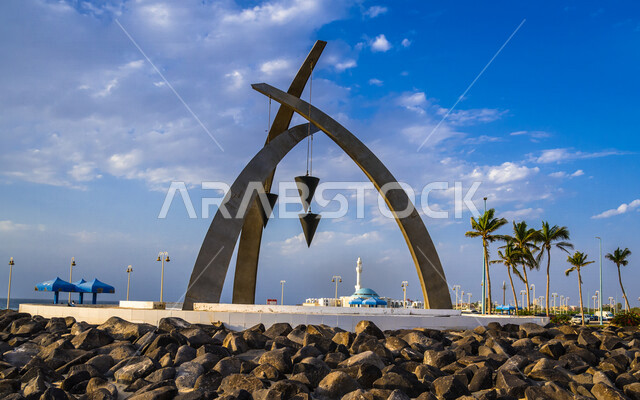 تمثال مصنوع من الفولاذ يقع على طول الكورنيش في مدينة جدة بالمملكة العربية السعودية في النهار ، أماكن سياحية جميلة بالسعودية