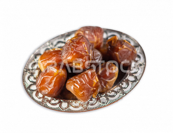 بورتريه لمجموعة من التمر اللذيذ بآنية ضيافة فضية, عنصر غذائي صحي في شهر رمضان المبارك , خلفية بيضاء