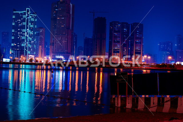 الواجهة البحرية الساحلية في مدينة دبي, الفن الهندسي المعماري في بناء الأبراج وناطحات السحاب على شاطئ الممزر, النمو والتطور العمراني في الامارات العربية المتحدة, وجهات جذب واستقطاب السياح, انعكاس الأضواء والأنوار للفنادق والمباني على مياه البحر في وقت الليل