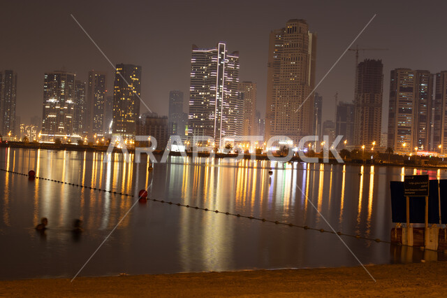 الواجهة البحرية الساحلية في مدينة دبي, انعكاس الأضواء والأنوار للفنادق والمباني على مياه البحر في وقت الليل، الفن الهندسي المعماري في بناء الأبراج وناطحات السحاب على شاطئ الممزر, النمو والتطور العمراني في الامارات العربية المتحدة, وجهات جذب واستقطاب السياح