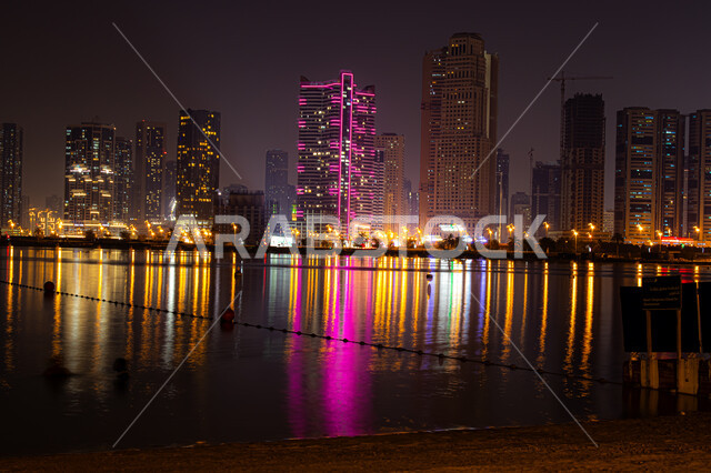 الفن الهندسي المعماري في بناء الأبراج وناطحات السحاب على شاطئ الممزر, الواجهة البحرية الساحلية في مدينة دبي, النمو والتطور العمراني في الامارات العربية المتحدة, وجهات جذب واستقطاب السياح, انعكاس الأضواء والأنوار للفنادق والمباني على مياه البحر في وقت الليل