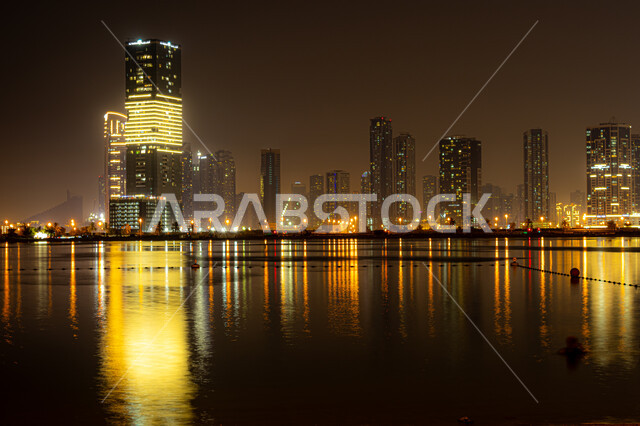 الواجهة البحرية الساحلية في مدينة دبي, الفن الهندسي المعماري في بناء الأبراج وناطحات السحاب على شاطئ الممزر, النمو والتطور العمراني في الامارات العربية المتحدة, وجهات جذب واستقطاب السياح, انعكاس الأضواء والأنوار للفنادق والمباني على مياه البحر في وقت الليل