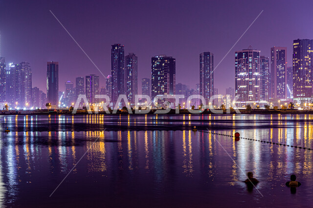 الفن الهندسي المعماري في بناء الأبراج وناطحات السحاب على شاطئ الممزر, الواجهة البحرية الساحلية في مدينة دبي, النمو والتطور العمراني في الامارات العربية المتحدة, وجهات جذب واستقطاب السياح, انعكاس الأضواء والأنوار للفنادق والمباني على مياه البحر في وقت الليل