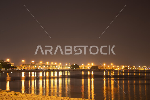 الاهتمام بزراعة الأشجار والنباتات الخضراء على شاطئ الممزر, الواجهة البحرية الساحلية في مدينة دبي, انعكاس الأضواء والأنوار على مياه البحر في وقت الليل، اماكن ترفيهية عائلية في الامارات العربية المتحدة, وجهات جذب واستقطاب السياح