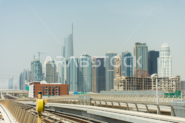 مترو دبي في الإمارات العربية المتحدة، شبكة سكة حديد للنقل السريع في مدينة دبي، الطرق و السكك الحديدية، محطات مترو دبي، المعالم السياحية في الإمارات، ابراج و ناطحات سحاب