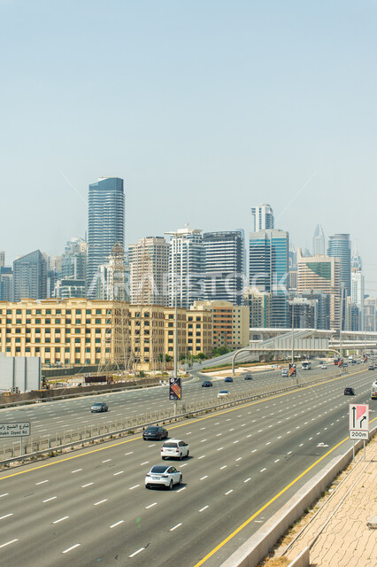 السيارات في الشوارع والطرق بوضح النهار، حركة المرور لطريق الشيخ زايد العام في دبي بالإمارات العربية المتحدة، النقل و المواصلات و السياحة في الإمارات، الابراج و ناطحات السحاب، معالم هندسية مشهورة