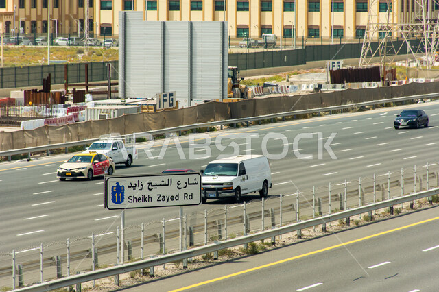 السيارات في الشوارع والطرق بوضح النهار، حركة المرور لطريق الشيخ زايد العام في دبي بالإمارات العربية المتحدة، النقل و المواصلات و السياحة في الإمارات، الابراج و ناطحات السحاب، معالم هندسية مشهورة
