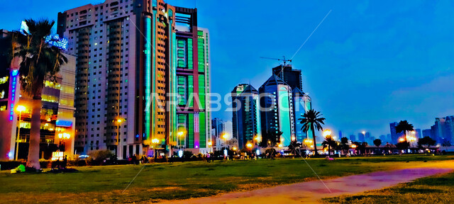 الاهتمام بالنمو والتطور العمراني لجذب السياح من شتى أنحاء العالم, معالم سياحيه مشهورة في الإمارات, الفن الهندسي المعماري للأبراج والمباني وناطحات السحاب في الشارقه في وقت الليل, الاهتمام بأماكن السياحه الترفيهيه في دولة الإمارات العربيه المتحده