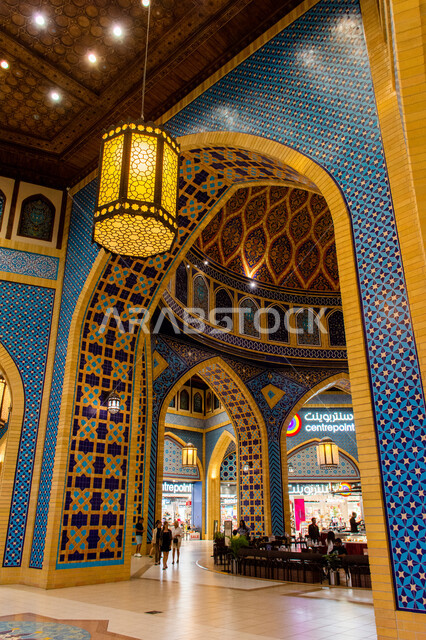 التراث العربي الشرقي الأصيل، مول ابن بطوطة في دبي بالإمارات العربية المتحدة، الأماكن و المعالم السياحية المشهورة، تصاميم وديكورات داخلية، إضاءة وزينة واكسسوارات، صورة مقربة فانوس رمضاني معلق في السقف، مصباح معدني تقليدي
