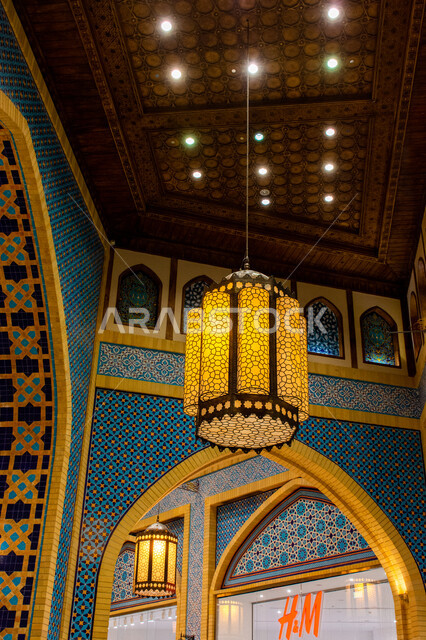 مصباح معدني تقليدي، التراث العربي الشرقي الأصيل، مول ابن بطوطة في دبي بالإمارات العربية المتحدة، الأماكن و المعالم السياحية المشهورة، تصاميم وديكورات داخلية، إضاءة وزينة واكسسوارات، صورة مقربة فانوس رمضاني معلق في السقف