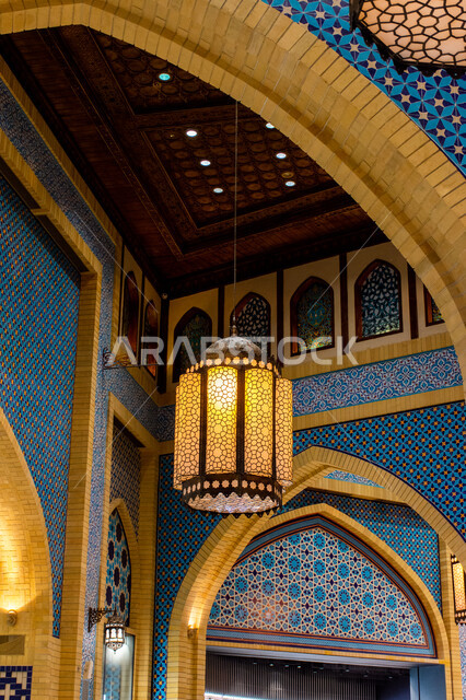 مصباح معدني تقليدي، التراث العربي الشرقي الأصيل، مول ابن بطوطة في دبي بالإمارات العربية المتحدة، الأماكن و المعالم السياحية المشهورة، تصاميم وديكورات داخلية، إضاءة وزينة واكسسوارات، صورة مقربة فانوس رمضاني معلق في السقف