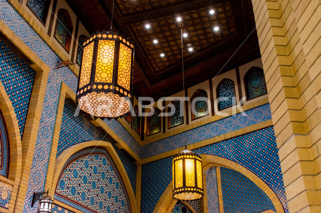 مصباح معدني تقليدي، التراث العربي الشرقي الأصيل، مول ابن بطوطة في دبي بالإمارات العربية المتحدة، الأماكن و المعالم السياحية المشهورة، تصاميم وديكورات داخلية، إضاءة وزينة واكسسوارات، صورة مقربة فانوس رمضاني معلق في السقف