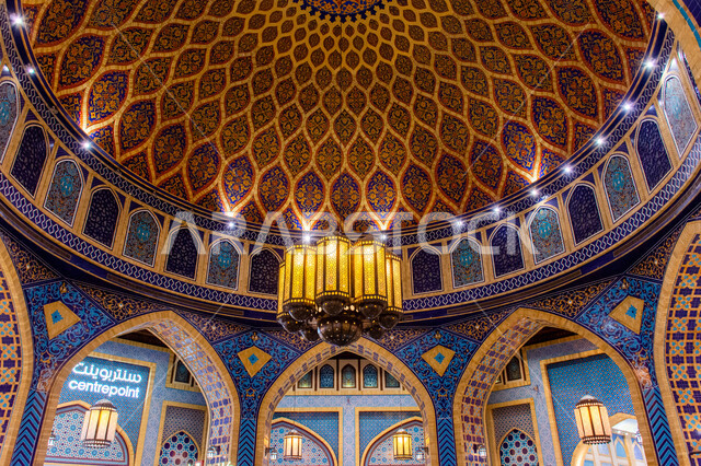 الأماكن و المعالم السياحية المشهورة، تصاميم وديكورات داخلية، إضاءة وزينة واكسسوارات، صورة مقربة لثرية عملاقة معلقة في السقف، التراث العربي الشرقي الأصيل، مول ابن بطوطة في دبي بالإمارات العربية المتحدة