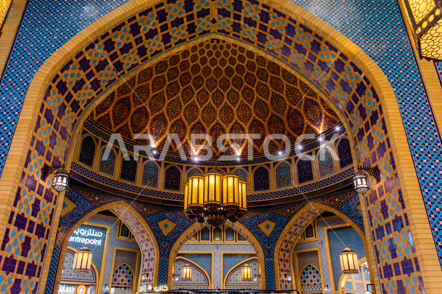 الأماكن و المعالم السياحية المشهورة، تصاميم وديكورات داخلية، إضاءة وزينة واكسسوارات، صورة مقربة لثرية عملاقة معلقة في السقف، التراث العربي الشرقي الأصيل، مول ابن بطوطة في دبي بالإمارات العربية المتحدة