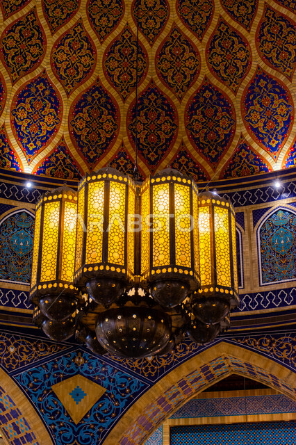 الأماكن و المعالم السياحية المشهورة، تصاميم وديكورات داخلية، إضاءة وزينة واكسسوارات، صورة مقربة لثرية عملاقة معلقة في السقف، التراث العربي الشرقي الأصيل، مول ابن بطوطة في دبي بالإمارات العربية المتحدة