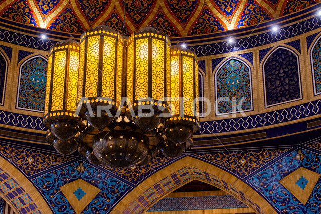 الأماكن و المعالم السياحية المشهورة، تصاميم وديكورات داخلية، إضاءة وزينة واكسسوارات، صورة مقربة لثرية عملاقة معلقة في السقف، التراث العربي الشرقي الأصيل، مول ابن بطوطة في دبي بالإمارات العربية المتحدة