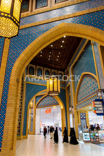 التراث العربي الشرقي الأصيل، مول ابن بطوطة في دبي بالإمارات العربية المتحدة، الأماكن و المعالم السياحية المشهورة، تصاميم وديكورات داخلية فاخرة، الفن الهندسي المعماري، نقوش وزخارف إسلامية مميزة