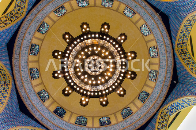 تصاميم وديكورات داخلية، إضاءة وزينة واكسسوارات، صورة مقربة لثرية عملاقة معلقة في السقف، التراث العربي الشرقي الأصيل، مول ابن بطوطة في دبي بالإمارات العربية المتحدة، الأماكن و المعالم السياحية المشهورة