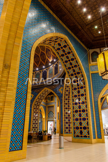 تصاميم وديكورات داخلية، إضاءة وزينة واكسسوارات، صورة مقربة لثرية عملاقة معلقة في السقف، التراث العربي الشرقي الأصيل، مول ابن بطوطة في دبي بالإمارات العربية المتحدة، الأماكن و المعالم السياحية المشهورة