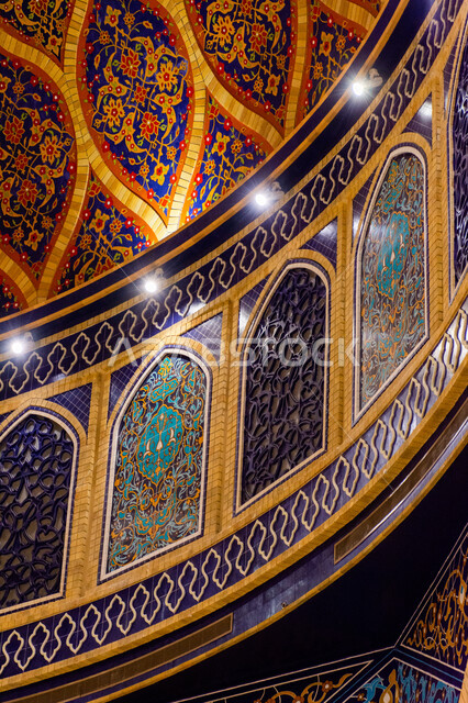 تصاميم وديكورات داخلية، إضاءة وزينة واكسسوارات، صورة مقربة لثرية عملاقة معلقة في السقف، التراث العربي الشرقي الأصيل، مول ابن بطوطة في دبي بالإمارات العربية المتحدة، الأماكن و المعالم السياحية المشهورة