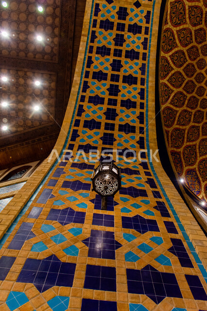  إضاءة وزينة واكسسوارات، فانوس رمضاني معلق في السقف، صورة مقربة لمصباح معدني تقليدي، التراث العربي الشرقي الأصيل، مول ابن بطوطة في دبي بالإمارات العربية المتحدة، الأماكن و المعالم السياحية المشهورة، تصاميم وديكورات داخلية