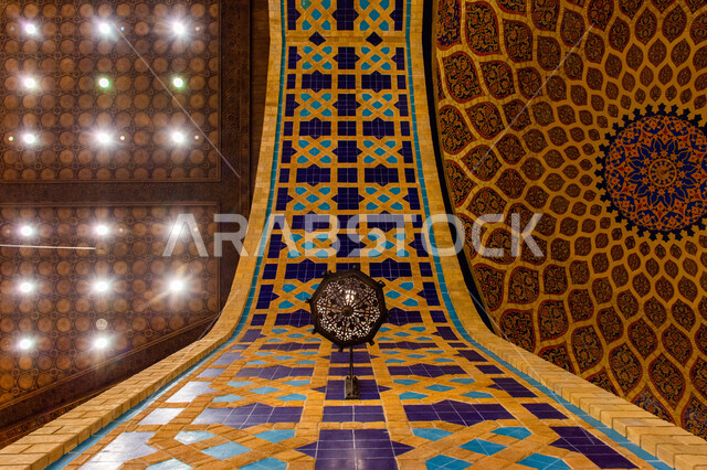  إضاءة وزينة واكسسوارات، فانوس رمضاني معلق في السقف، صورة مقربة لمصباح معدني تقليدي، التراث العربي الشرقي الأصيل، مول ابن بطوطة في دبي بالإمارات العربية المتحدة، الأماكن و المعالم السياحية المشهورة، تصاميم وديكورات داخلية