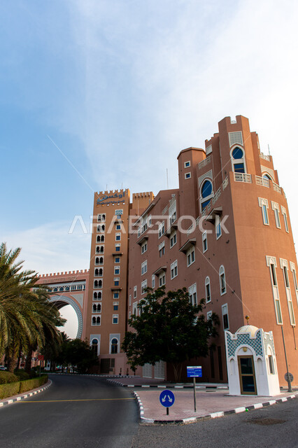 فندق اوكس بوابة ابن بطوطة في مدينة دبي، أشجار النخيل الخضراء في وقت النهار، الفن الهندسي العمراني لفنادق الإمارات العربية المتحدة، معالم وأماكن سياحية مشهورة 