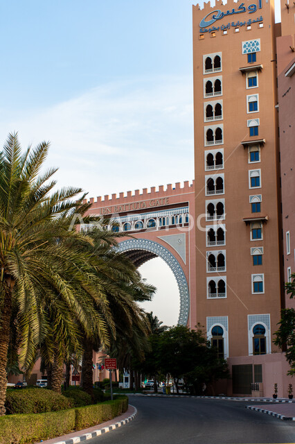 فندق اوكس بوابة ابن بطوطة في مدينة دبي، أشجار النخيل الخضراء في وقت النهار، الفن الهندسي العمراني لفنادق الإمارات العربية المتحدة، معالم وأماكن سياحية مشهورة 